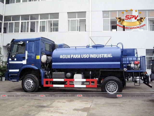 Side view of 4X4  Water Tanker-Sino Truk